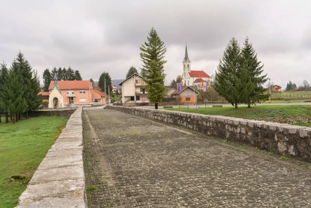 Marmontov most i crkva u Oštarijama