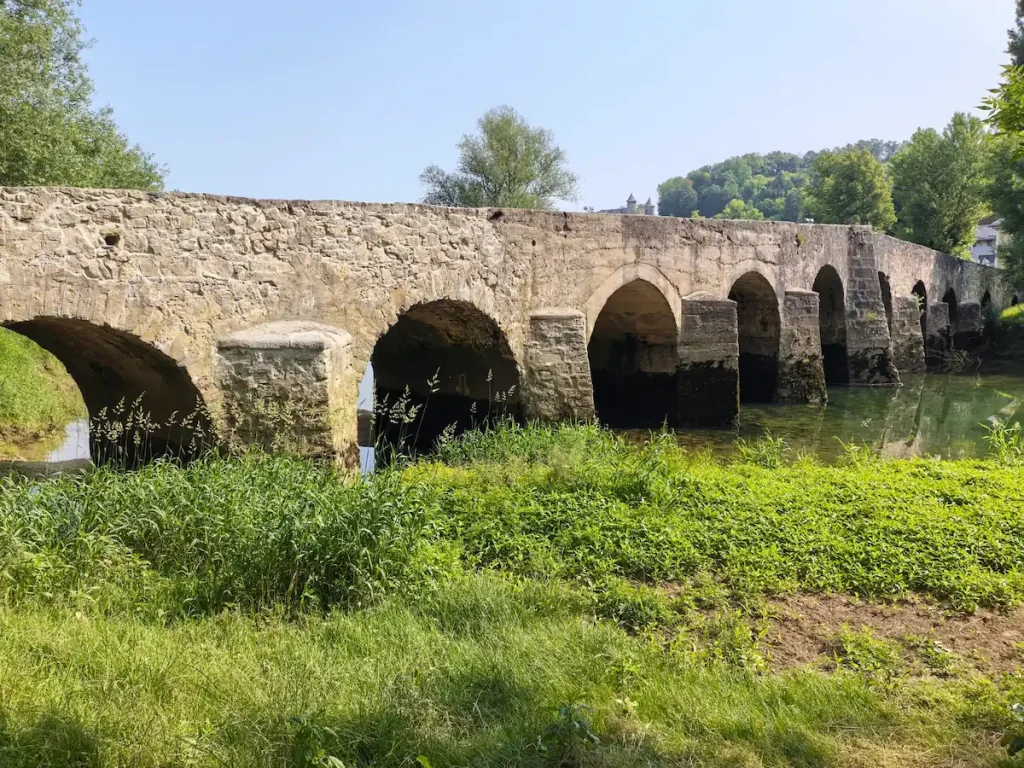 Stari kameni most preko Dobre u mjestu Novigrad na Dobri