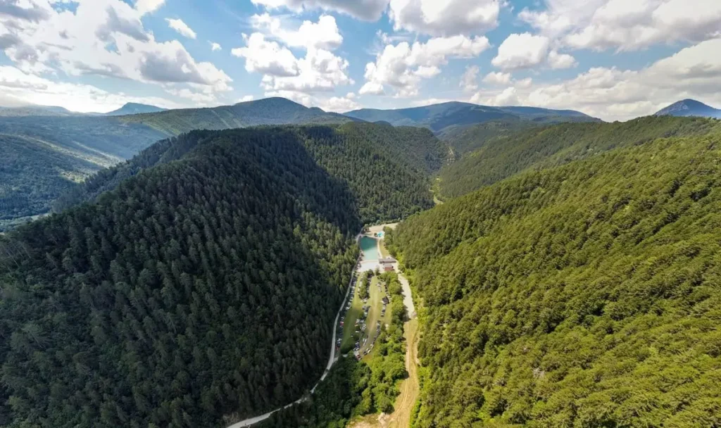 Panoramski pogled iz zraka na zelenu planinsku dolinu kod Vesele i lokaciju srednjovjekovne utvrde Vesela Straža blizu Bugojna.