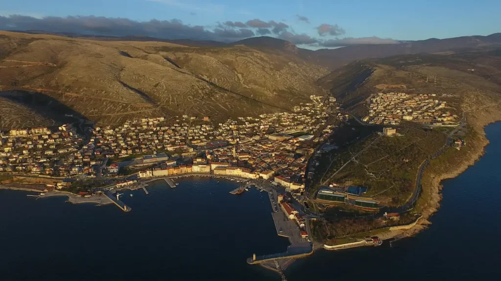 Pogled iz zraka na stari grad Senj i Vratnik preko kojeg je prolazila srednjovjekovna cesta Senj-Modruš