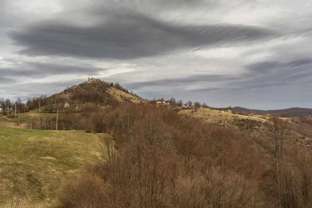 Pogled na stari grad Modruš i crkvu sv. Trojstva